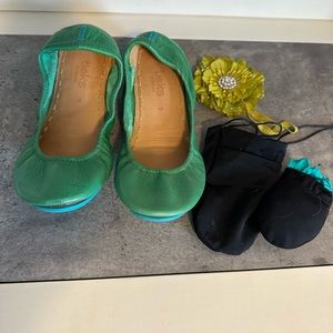 Tieks size 9 Clover Green. Excellent Used Condition. Includes flower and bag.